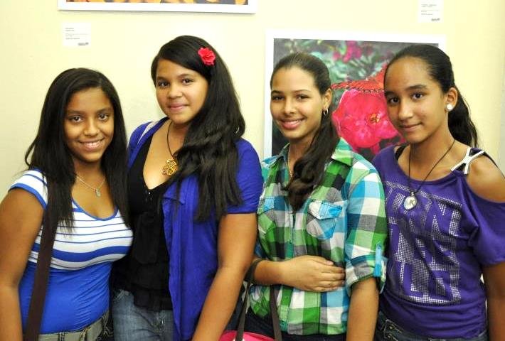 Estudiantes del Domínico admirando la exposición.